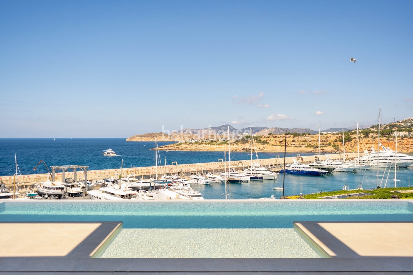 Sensacional villa de obra nueva que se extiende como un gran mirador al mar en Port Adriano