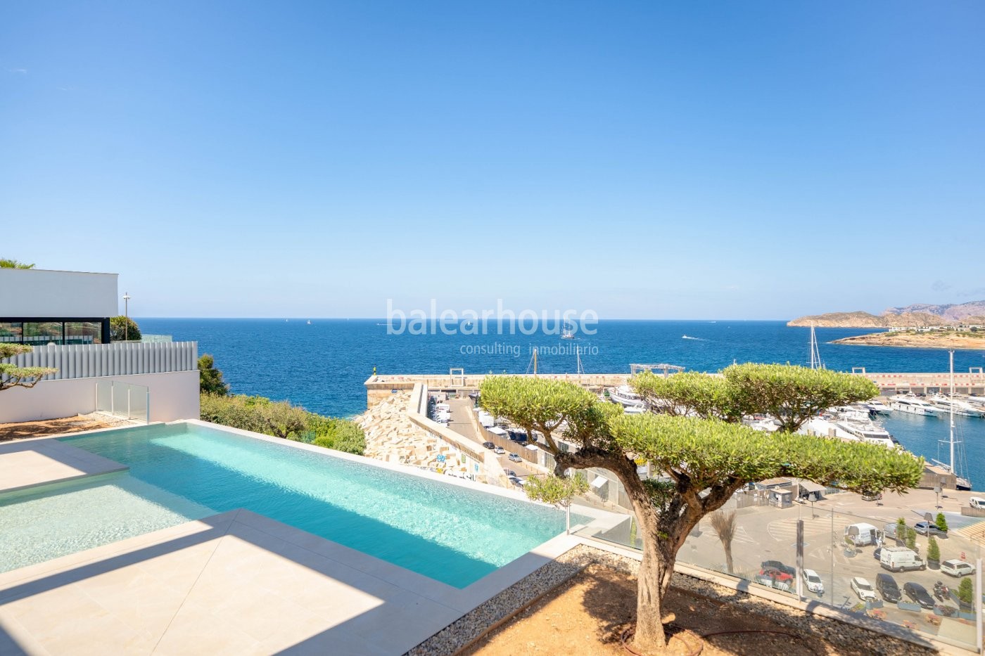 Sensational newly built villa in Port Adriano, which stretches out like a great lookout to the sea