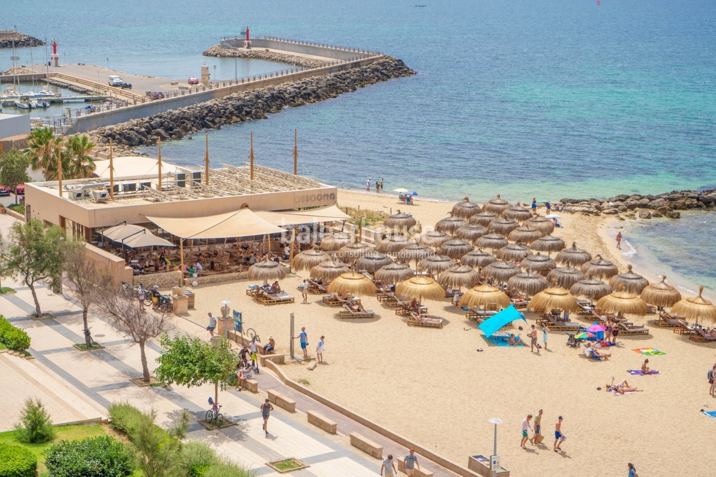 Spectacular sea views from this fantastic furnished apartment in an excellent community.