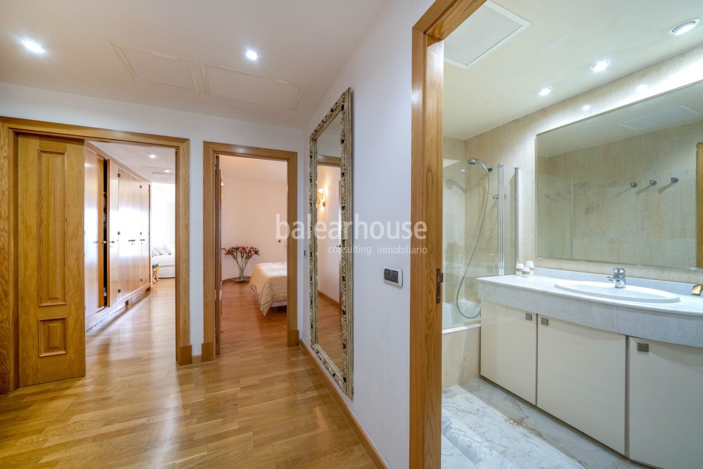 Wunderschöner Meerblick von dieser fantastisch eingerichteten Wohnung in einer gepflegten Gemeinde