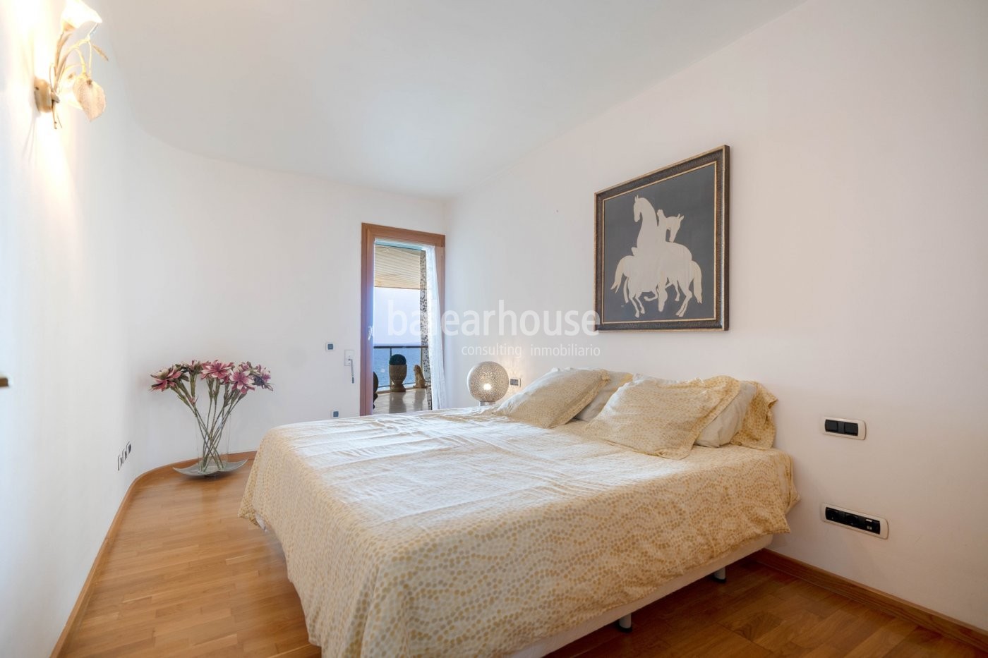 Wunderschöner Meerblick von dieser fantastisch eingerichteten Wohnung in einer gepflegten Gemeinde