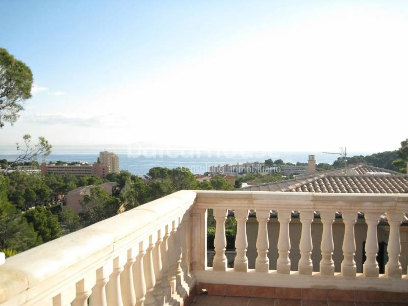 SCHÖNE FAMILIENVILLA MIT GARTEN UND MEERBLICK IN CALA VINYAS