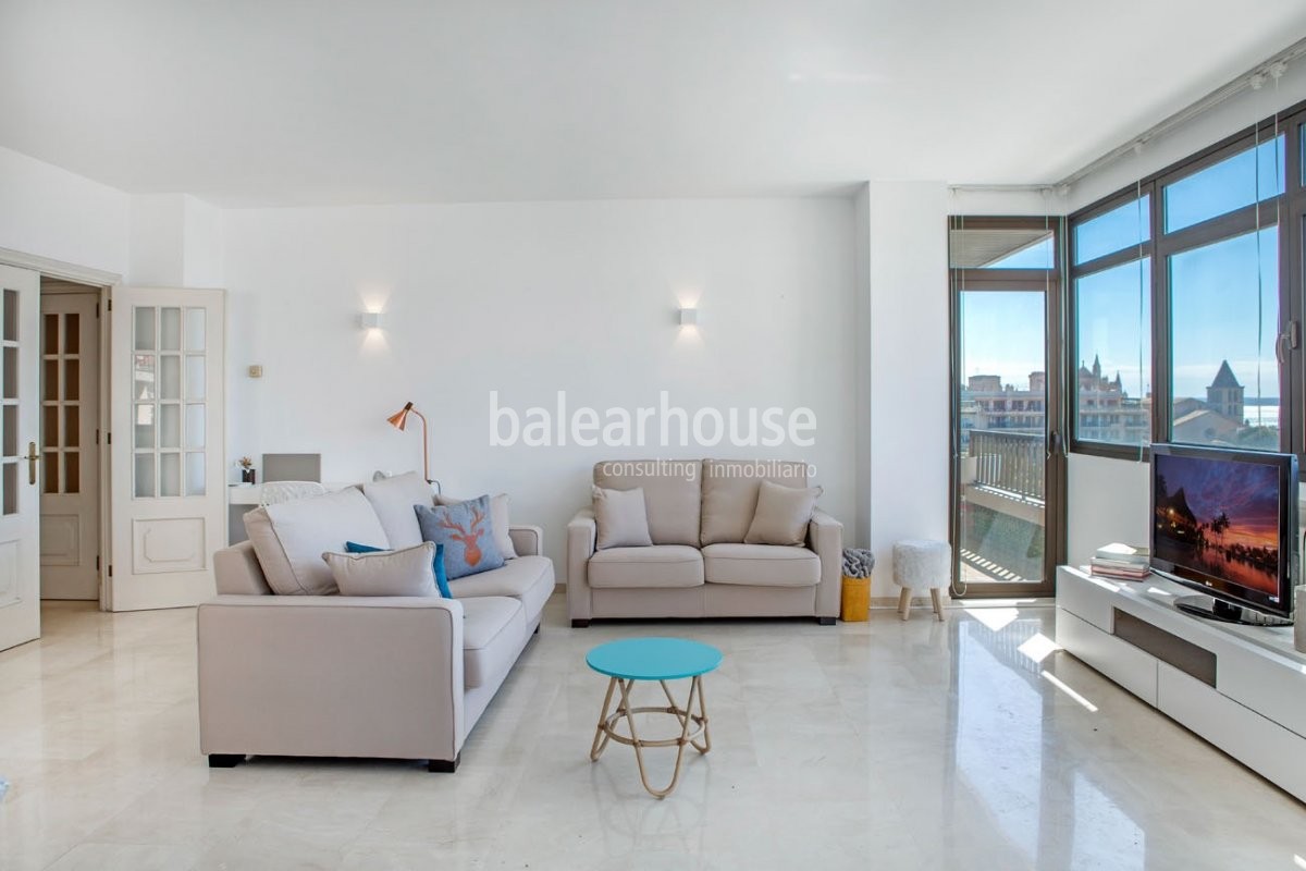 Spacious, natural light and excellent sea views in this apartment located in the heart of Palma.