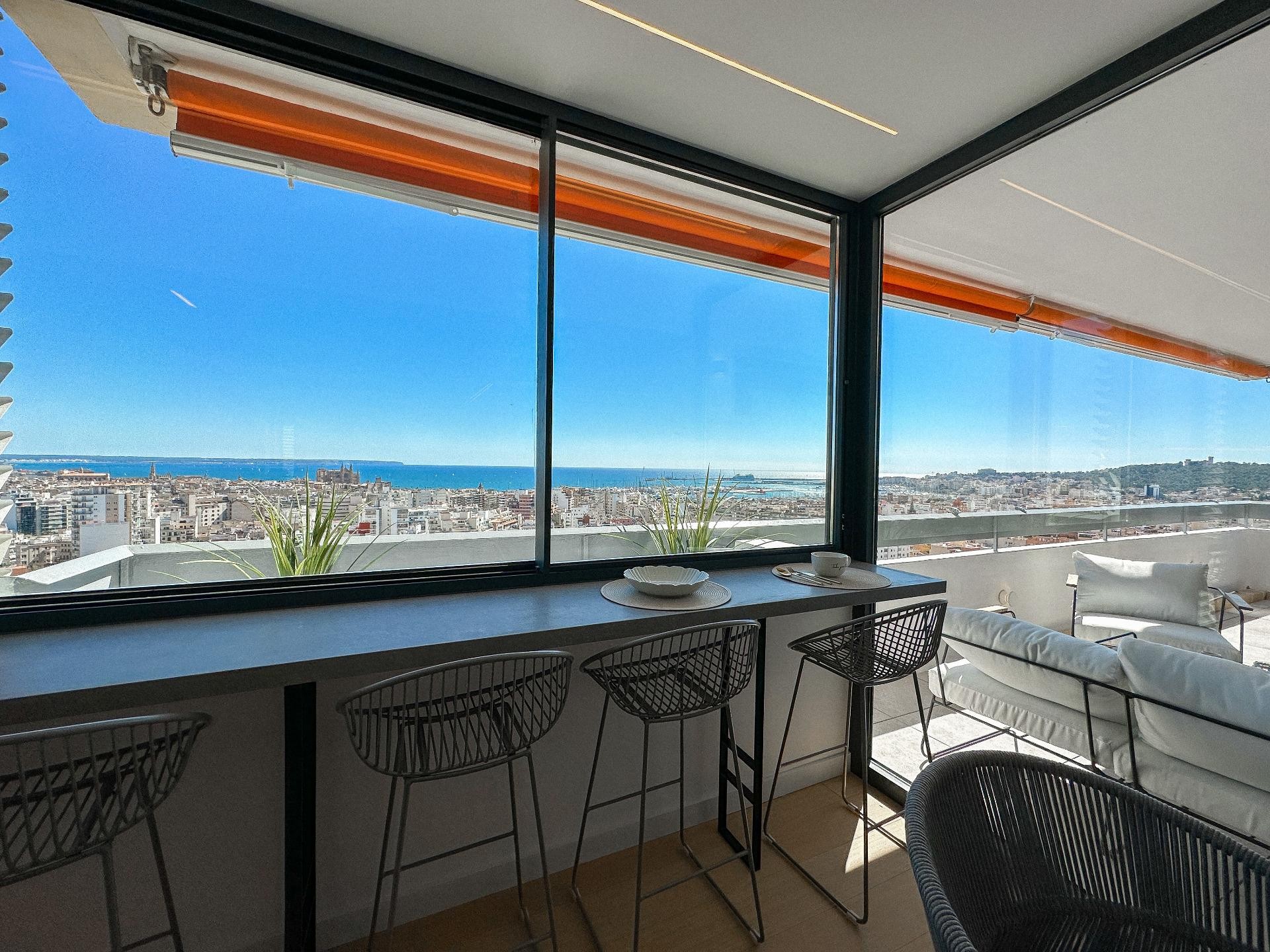 Stunning refurbished apartment spectacular views of the city and the sea.