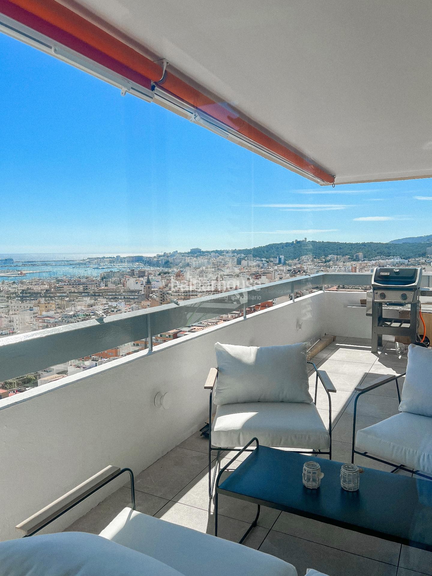 Stunning refurbished apartment spectacular views of the city and the sea.