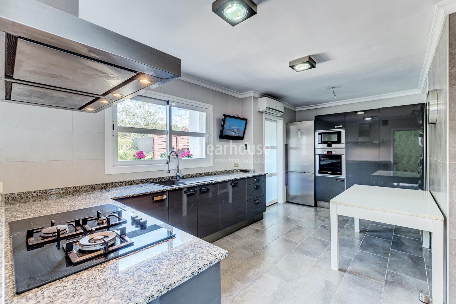 Excellent south facing house with terraces and garden in the green area of Sa Teulera in Palma.