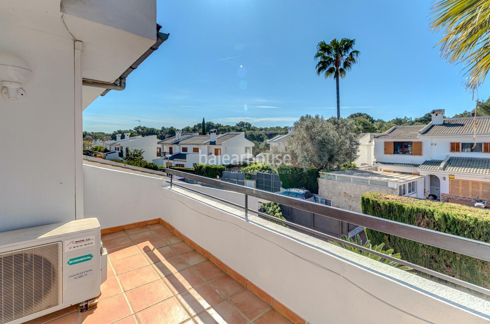 Excelente casa orientada al sur con terrazas y jardín en la verde zona de Sa Teulera en Palma