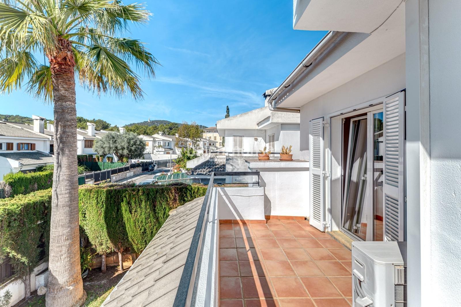 Excellent south facing house with terraces and garden in the green area of Sa Teulera in Palma.