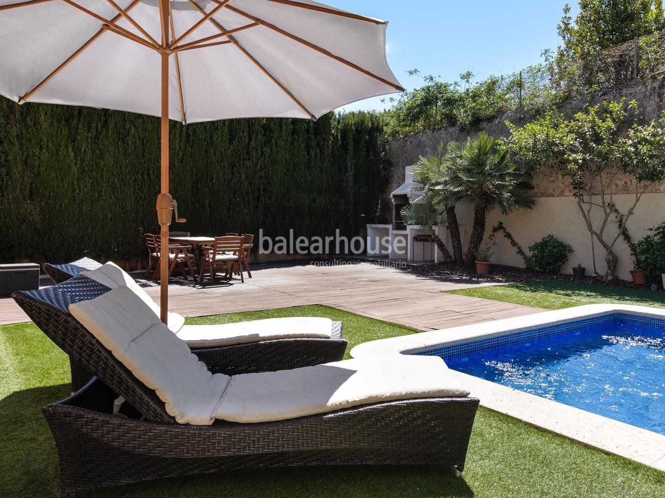 Excelente chalet con soleadas terrazas y piscina privada situado en una verde zona junto a Son Vida.