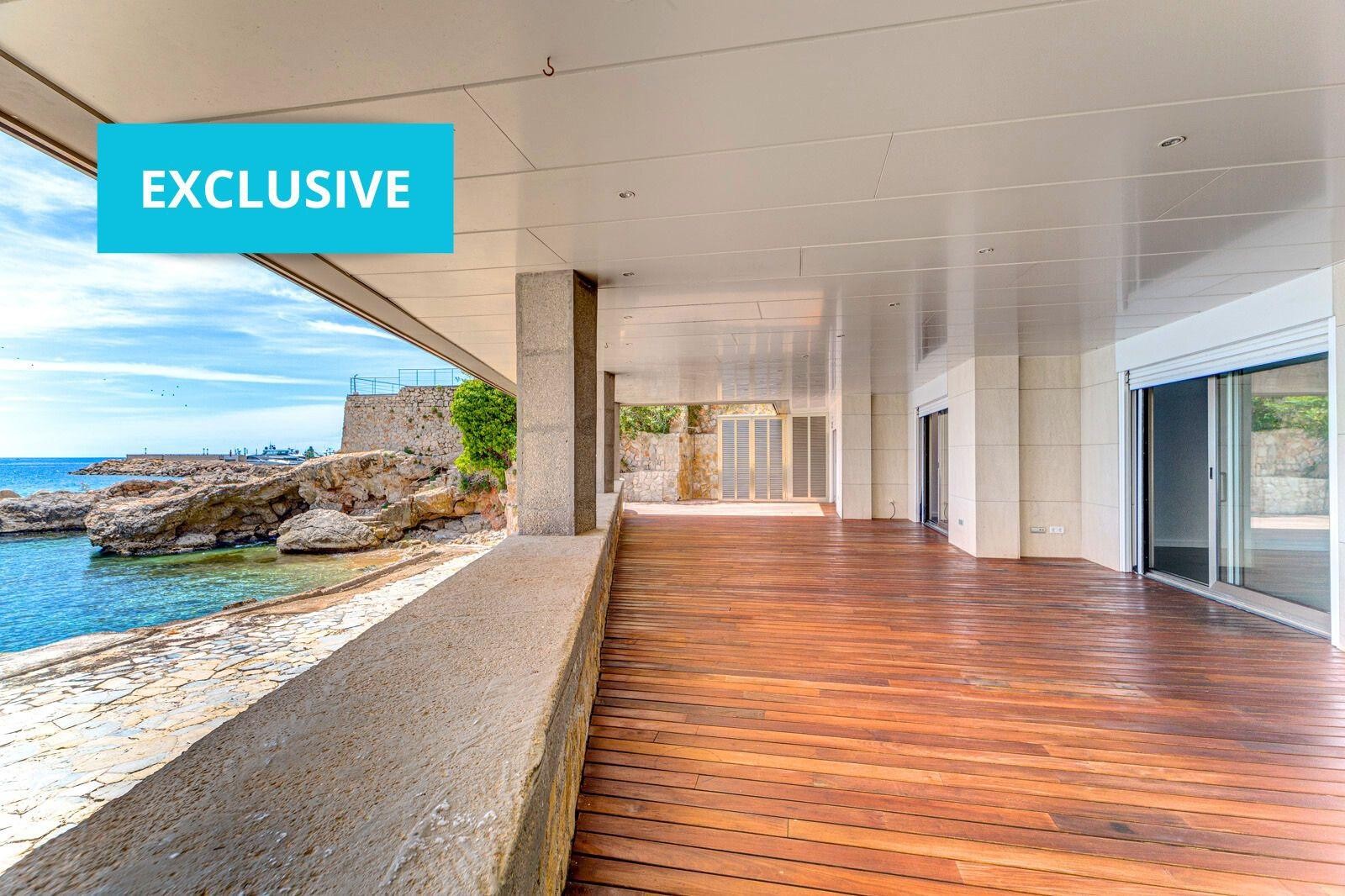 Exklusive Immobilie direkt am Meer mit großer Terrasse und direktem, privatem Zugang zum Meer.