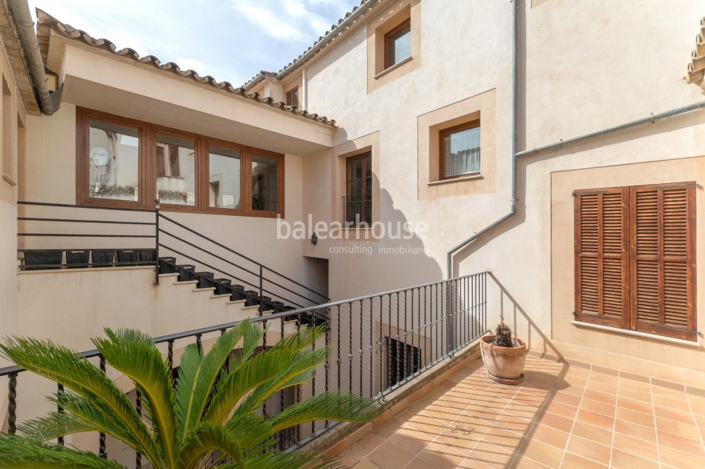 Excellent and luminous penthouse in a stately building in the beautiful old town of Palma.