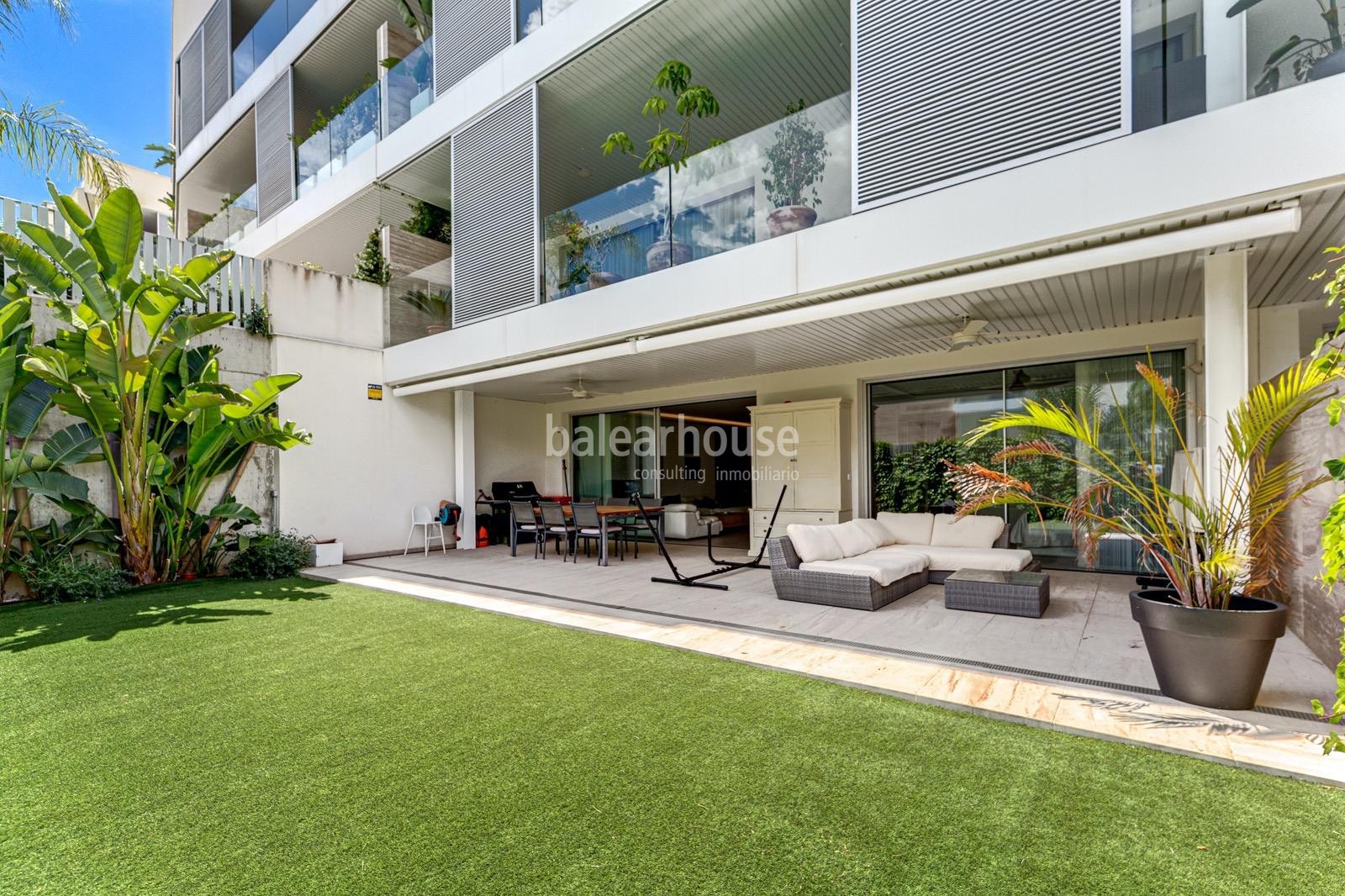 Gran planta baja frente al golf junto a Son Vida con jardín privado y excelentes calidades