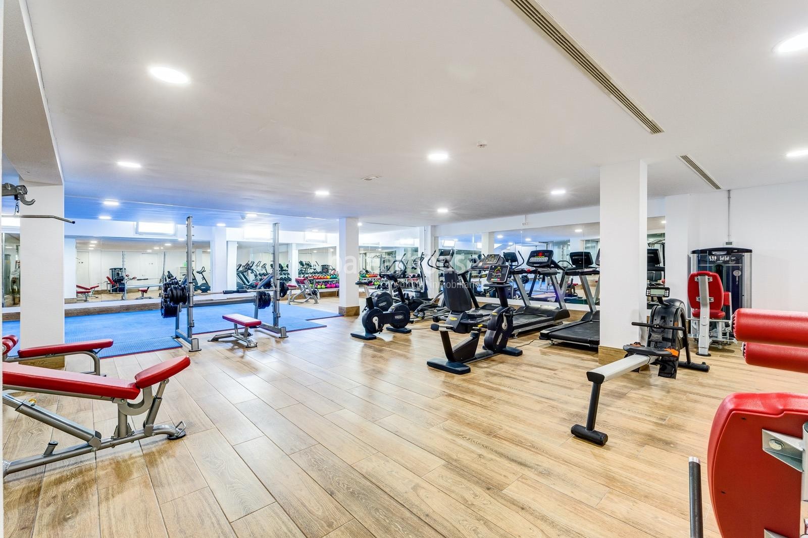 Gran planta baja frente al golf junto a Son Vida con jardín privado y excelentes calidades