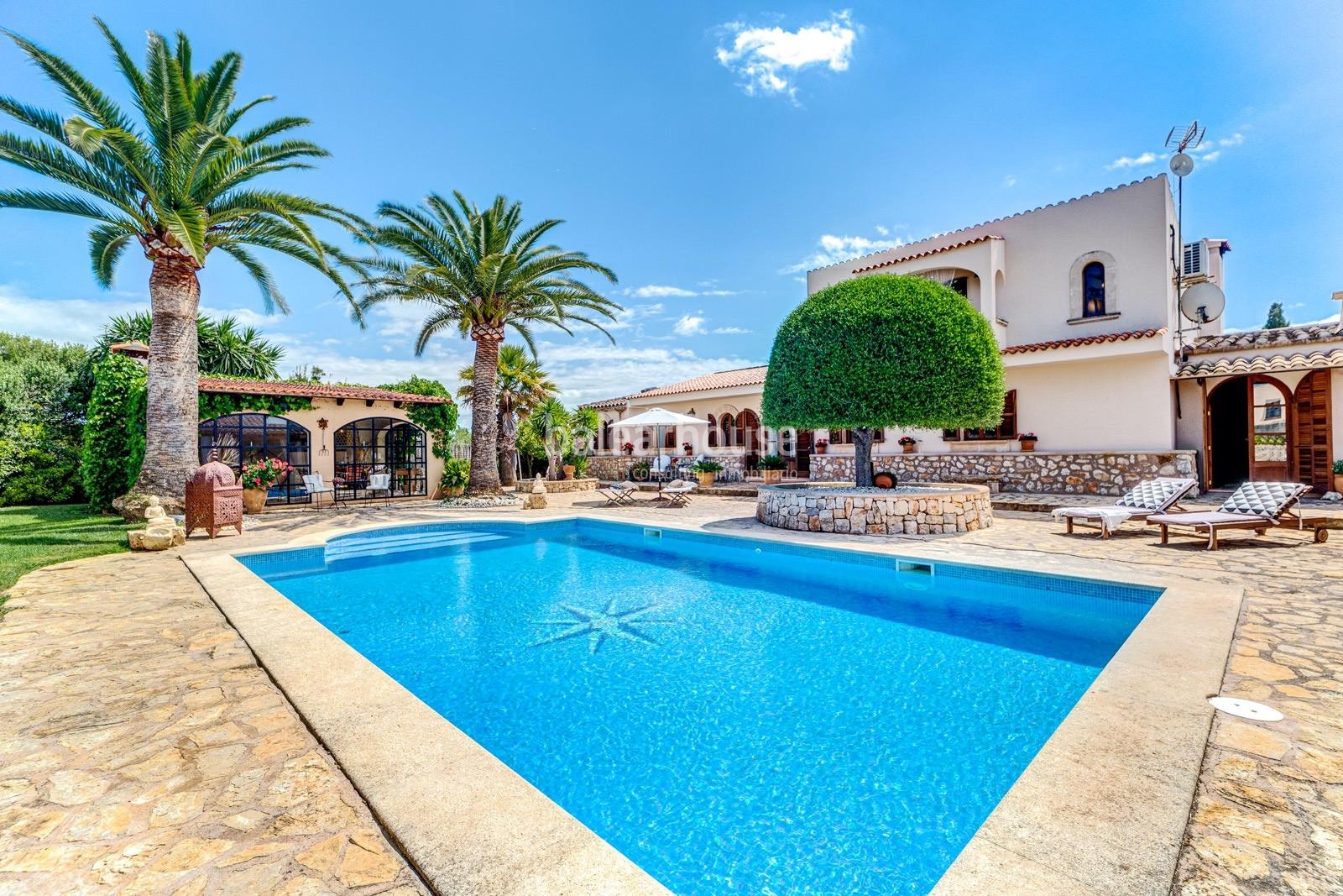 Bonita finca con grandes espacios exteriores de jardín, porches y piscina ubicada cerca de playas.