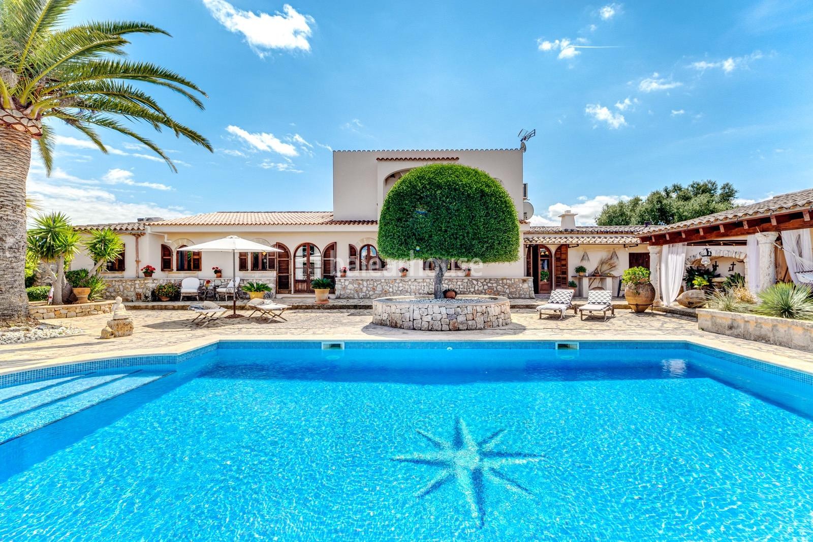 Bonita finca con grandes espacios exteriores de jardín, porches y piscina ubicada cerca de playas.