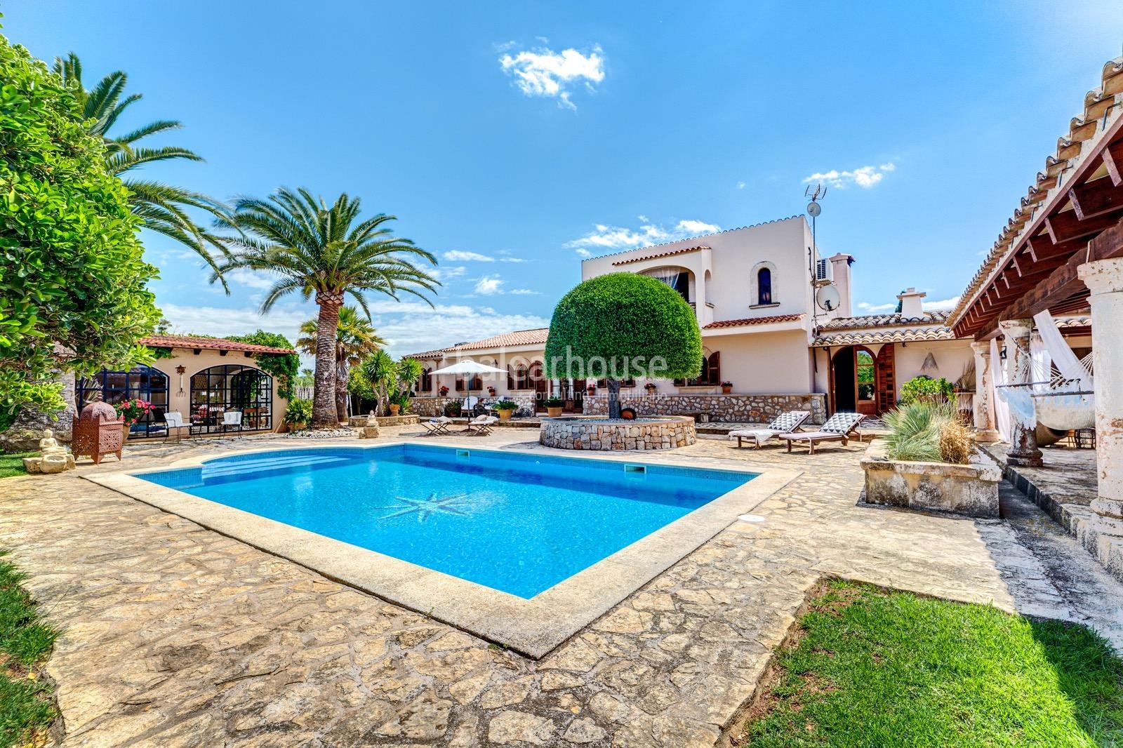 Bonita finca con grandes espacios exteriores de jardín, porches y piscina ubicada cerca de playas.