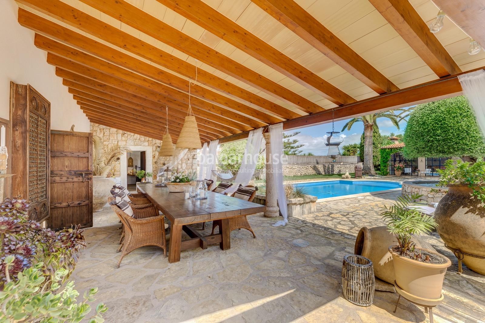 Bonita finca con grandes espacios exteriores de jardín, porches y piscina ubicada cerca de playas.