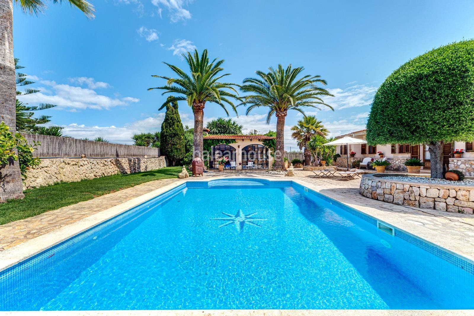 Bonita finca con grandes espacios exteriores de jardín, porches y piscina ubicada cerca de playas.