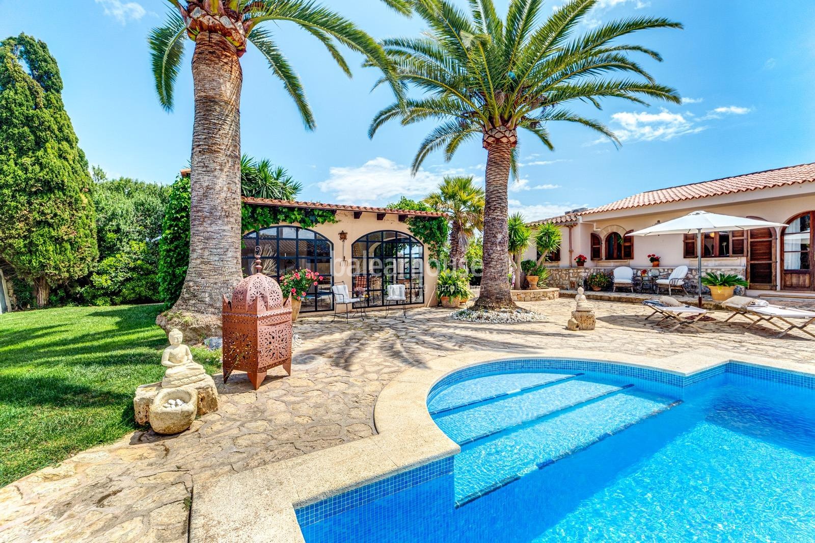 Bonita finca con grandes espacios exteriores de jardín, porches y piscina ubicada cerca de playas.