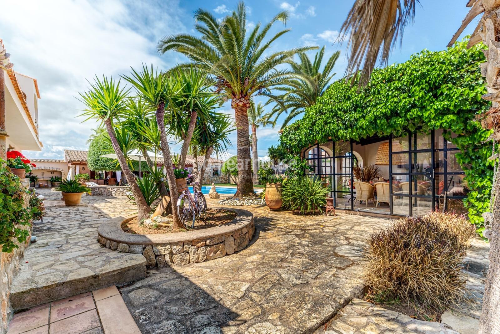 Bonita finca con grandes espacios exteriores de jardín, porches y piscina ubicada cerca de playas.