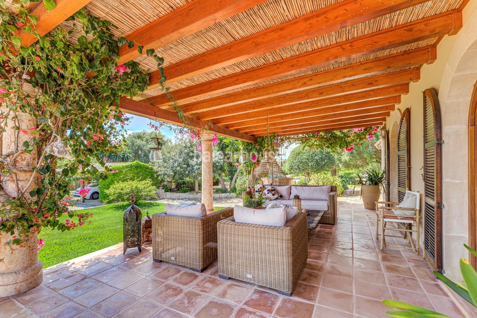 Beautiful finca with large outdoor garden areas, porches and swimming pool located close to beaches.