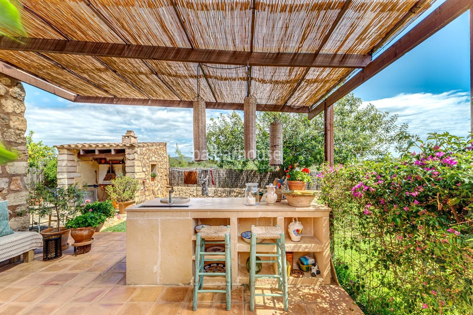Bonita finca con grandes espacios exteriores de jardín, porches y piscina ubicada cerca de playas.
