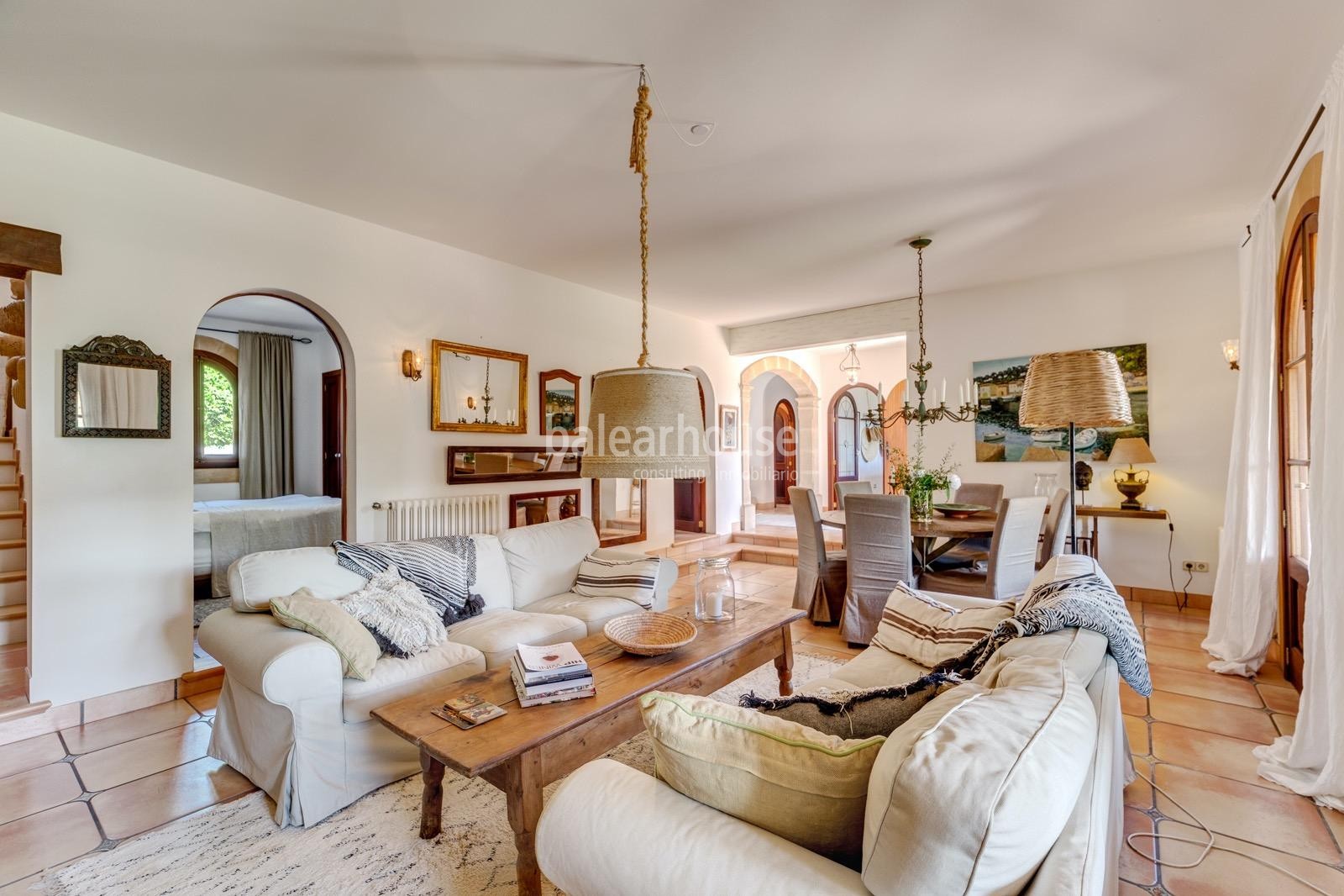 Beautiful finca with large outdoor garden areas, porches and swimming pool located close to beaches.