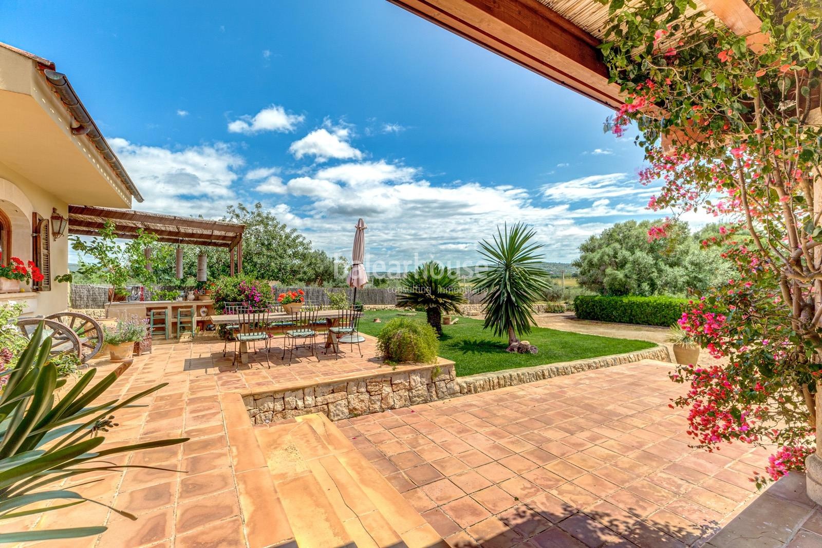 Bonita finca con grandes espacios exteriores de jardín, porches y piscina ubicada cerca de playas.
