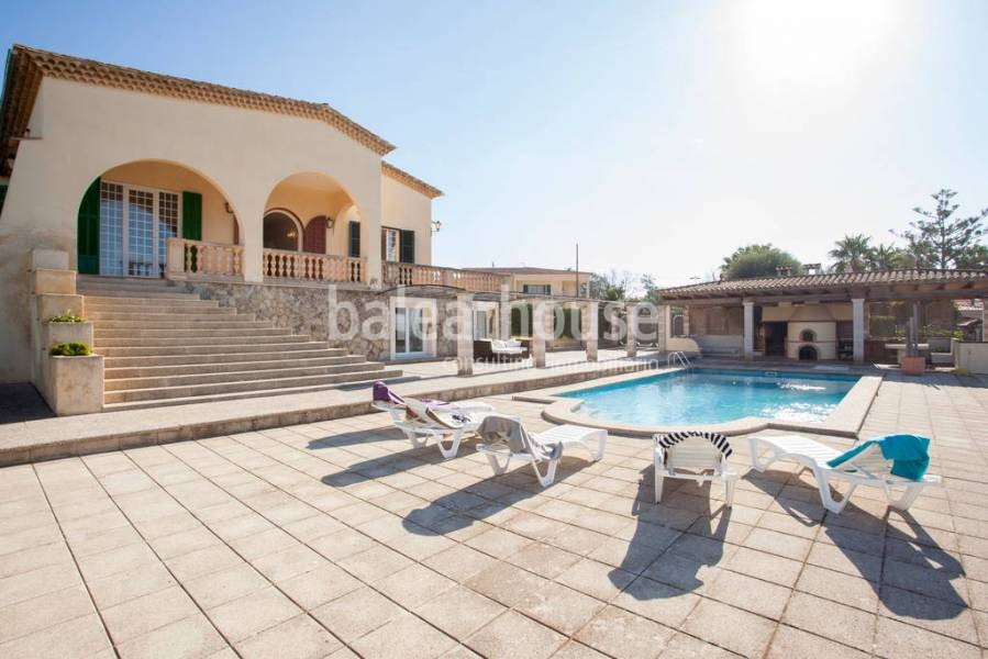 Chalet mediterráneo lleno de luz con zonas exteriores de jardín, piscina y vistas a la bahía