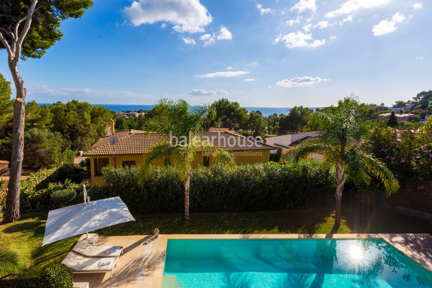 Excelente reforma de esta villa en Costa d'en Blanes con piscina, jardín y bonitas vistas al mar.