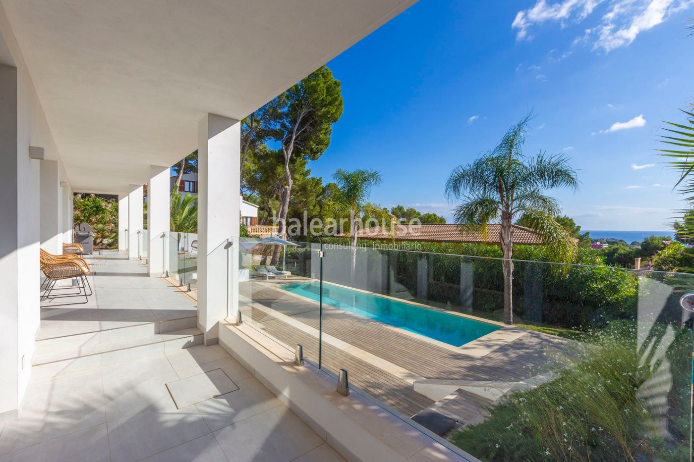 Excelente reforma de esta villa en Costa d'en Blanes con piscina, jardín y bonitas vistas al mar.