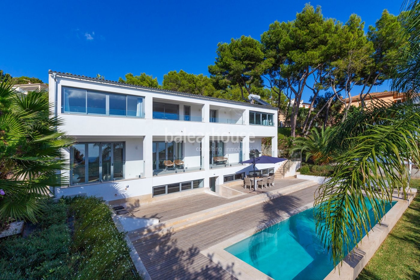 Excelente reforma de esta villa en Costa d'en Blanes con piscina, jardín y bonitas vistas al mar.