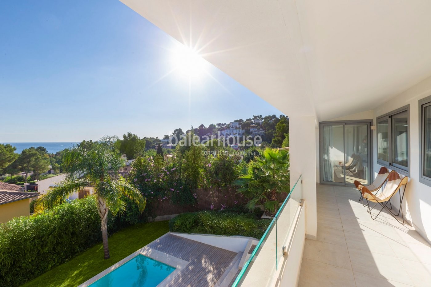 Excelente reforma de esta villa en Costa d'en Blanes con piscina, jardín y bonitas vistas al mar.