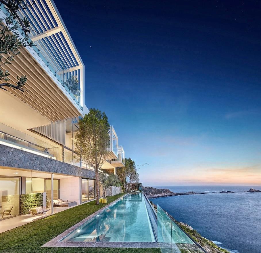EXCLUSIVA. Espectacular villa frente al mar en Port Adriano; lujo y diseño en su máximo nivel.