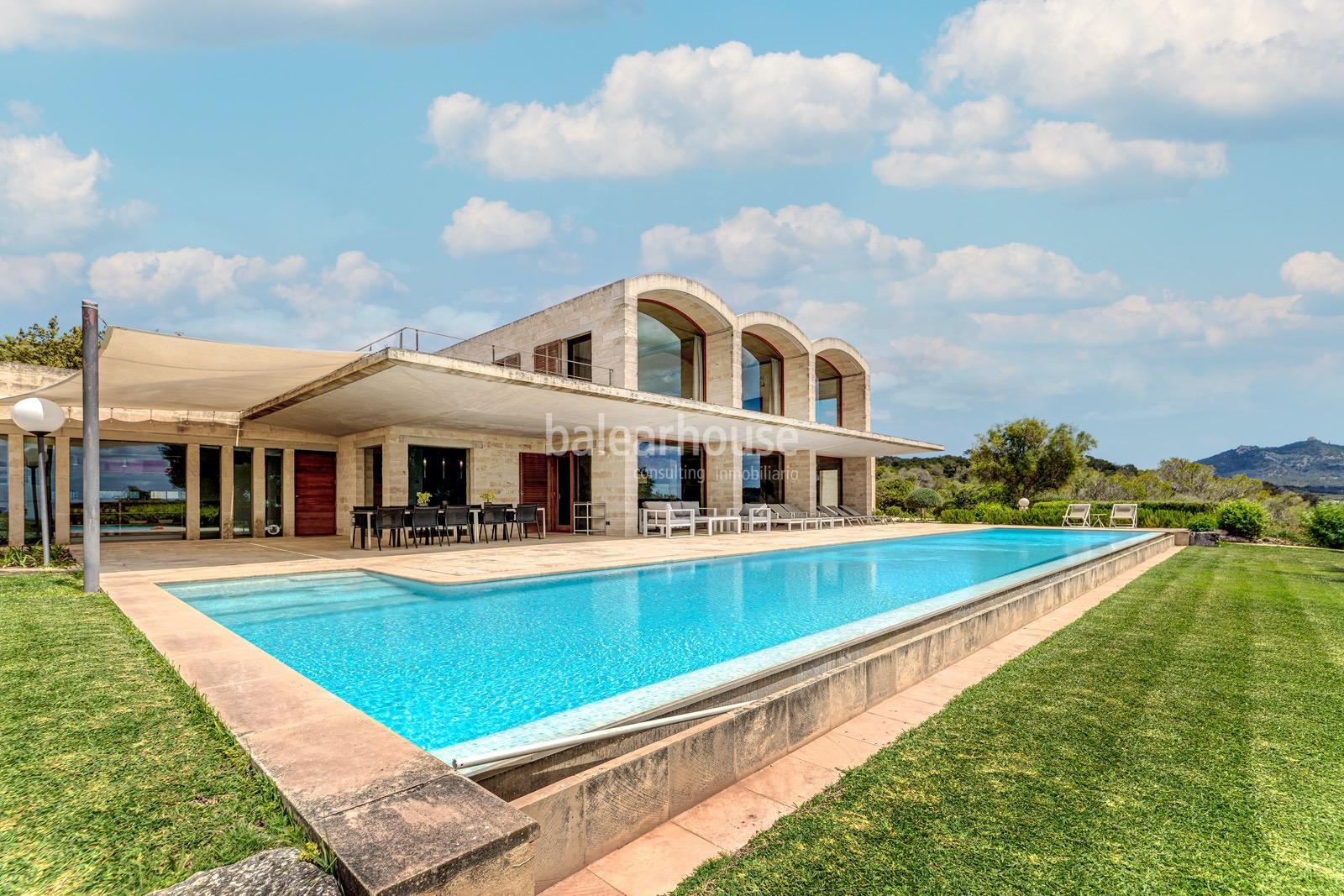 Excelente finca moderna de grandes dimensiones con vistas despejadas a todo el verde paisaje.