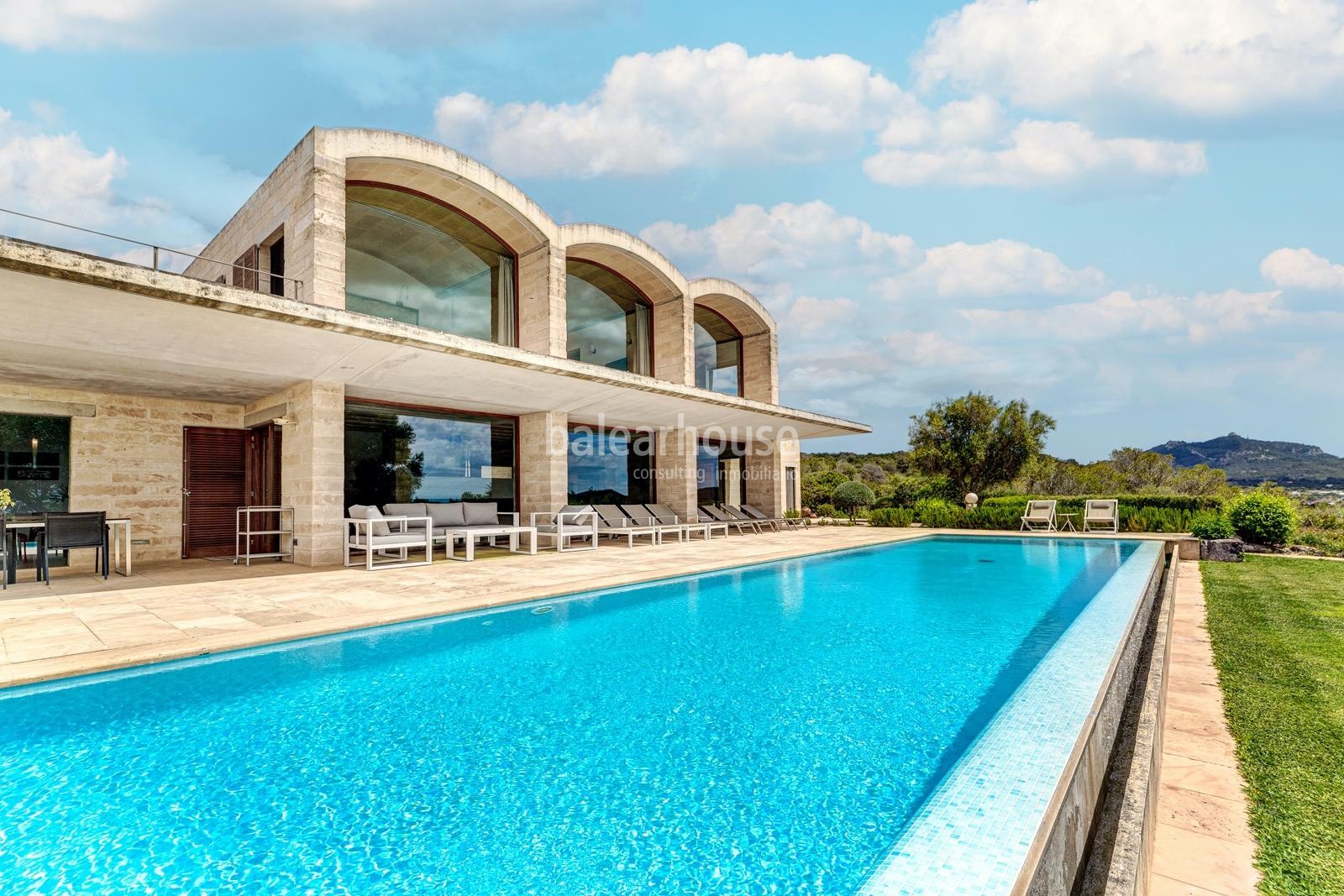 Ausgezeichnete große moderne Finca mit unverbaubarem Blick über die grüne Landschaft.