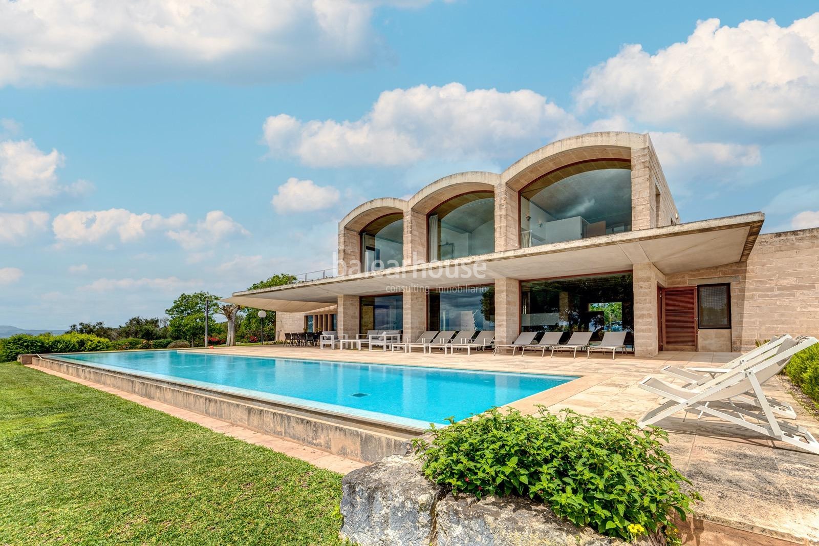 Excelente finca moderna de grandes dimensiones con vistas despejadas a todo el verde paisaje.