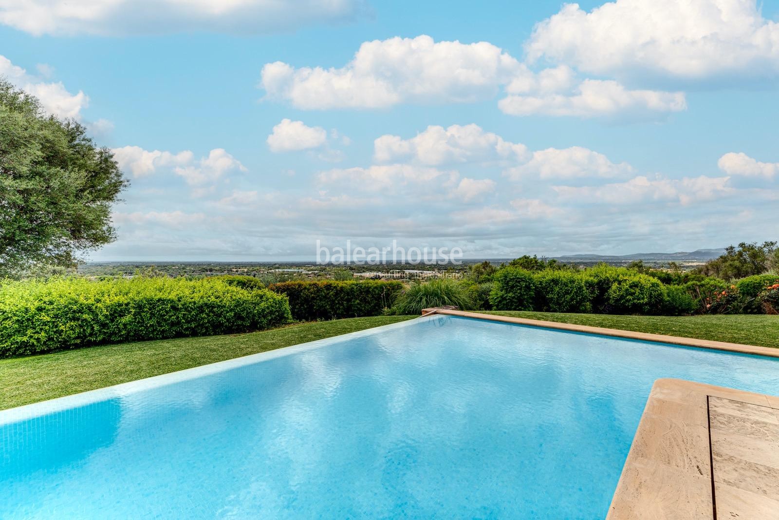 Ausgezeichnete große moderne Finca mit unverbaubarem Blick über die grüne Landschaft.