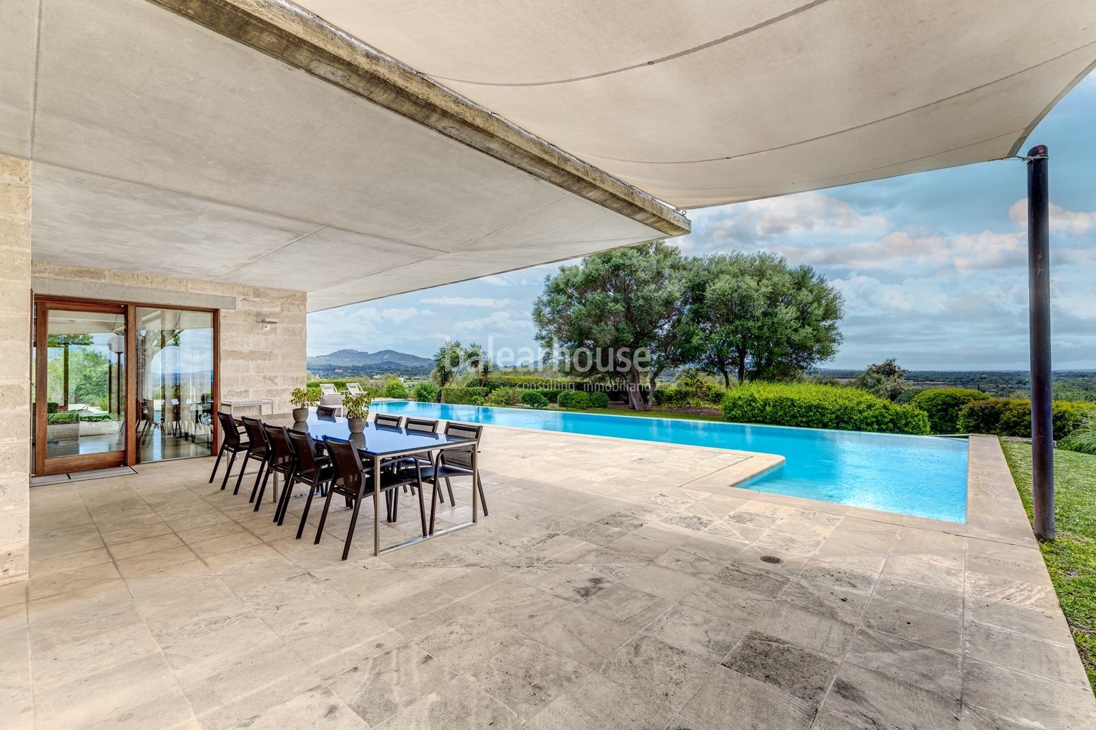 Ausgezeichnete große moderne Finca mit unverbaubarem Blick über die grüne Landschaft.