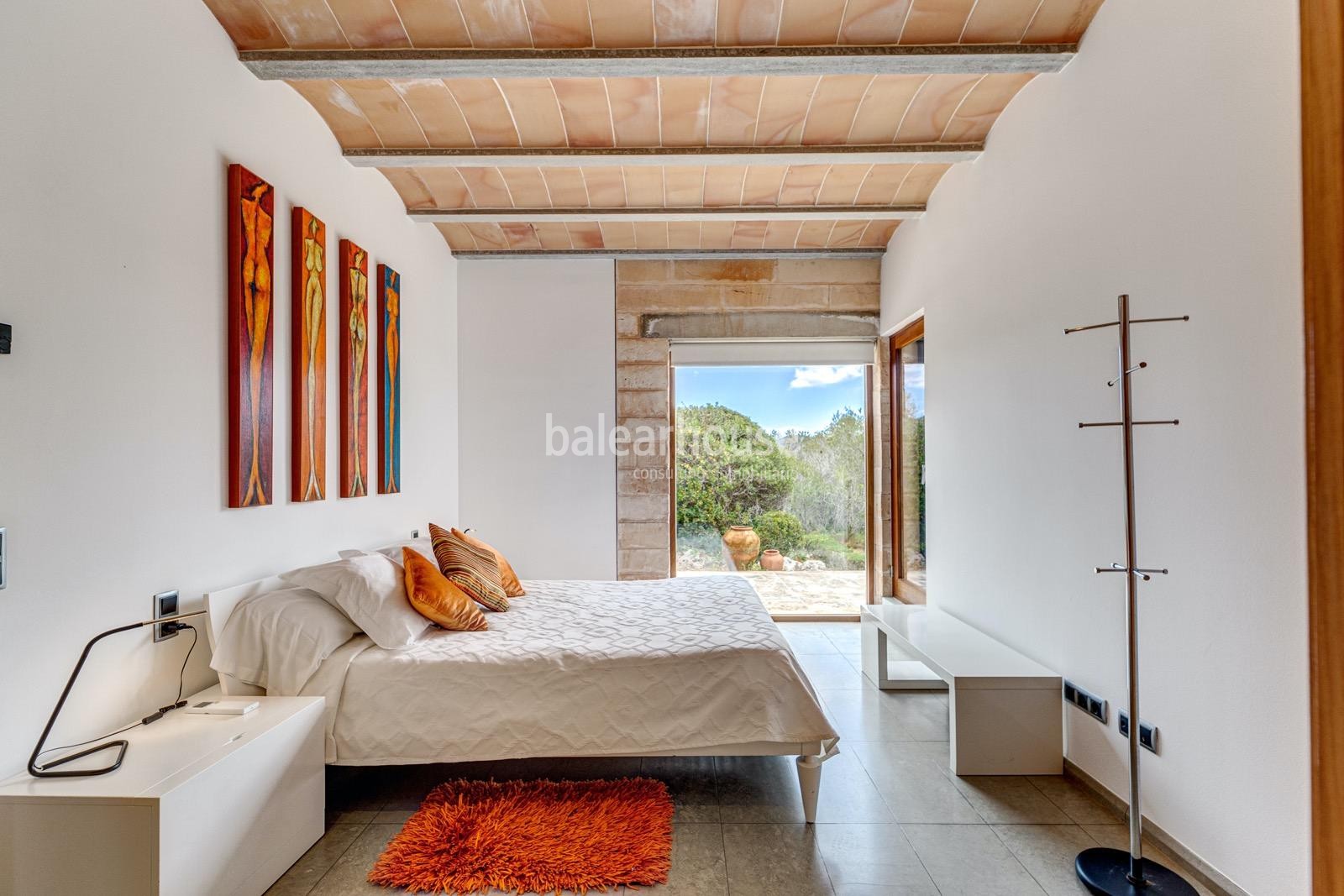 Excellent large modern finca with unobstructed views over the green countryside.