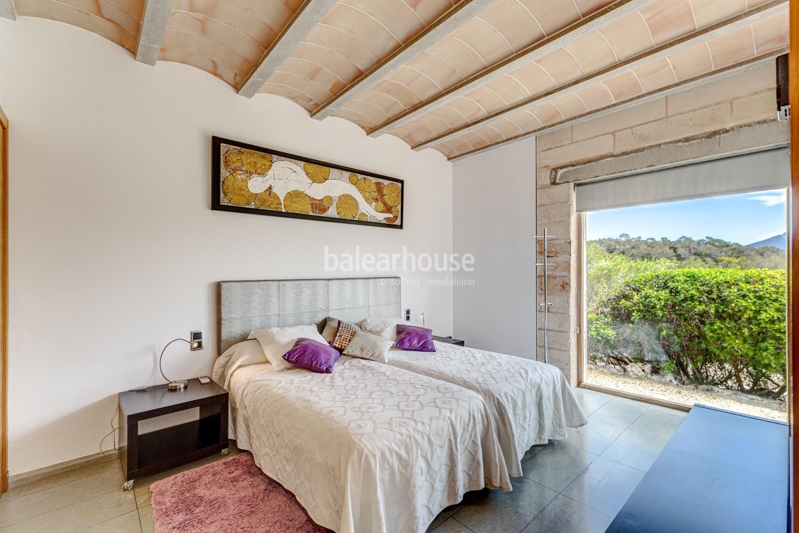Excellent large modern finca with unobstructed views over the green countryside.