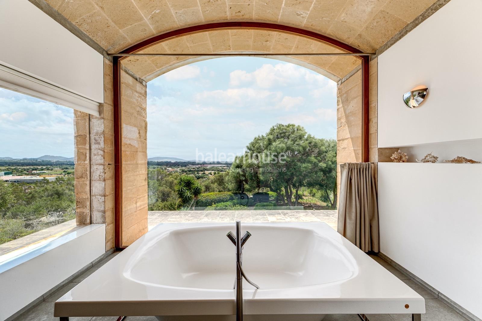 Excelente finca moderna de grandes dimensiones con vistas despejadas a todo el verde paisaje.