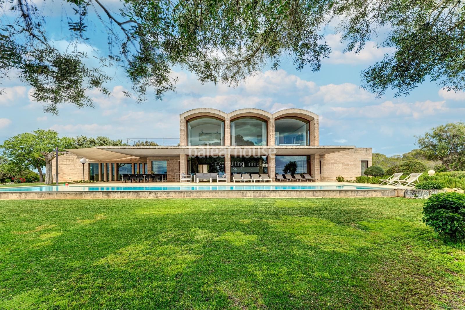 Ausgezeichnete große moderne Finca mit unverbaubarem Blick über die grüne Landschaft.