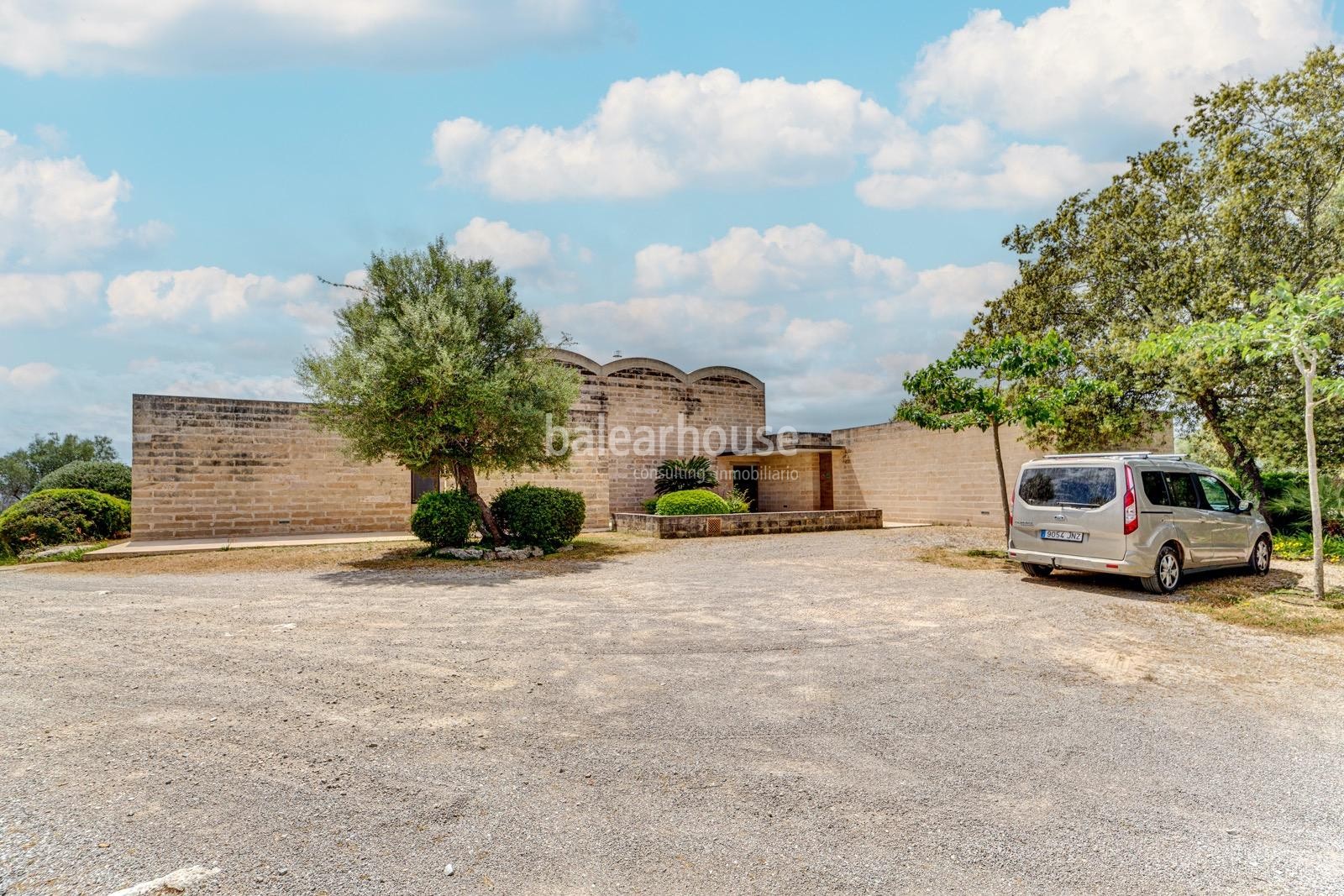 Excelente finca moderna de grandes dimensiones con vistas despejadas a todo el verde paisaje.