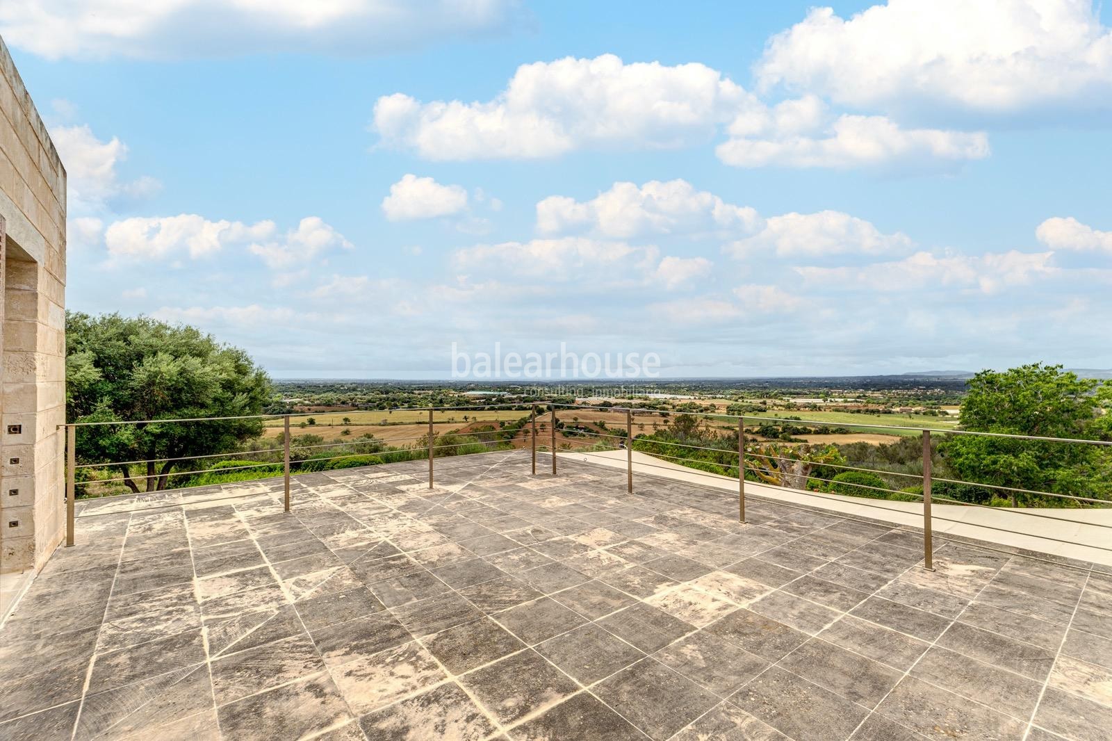 Ausgezeichnete große moderne Finca mit unverbaubarem Blick über die grüne Landschaft.