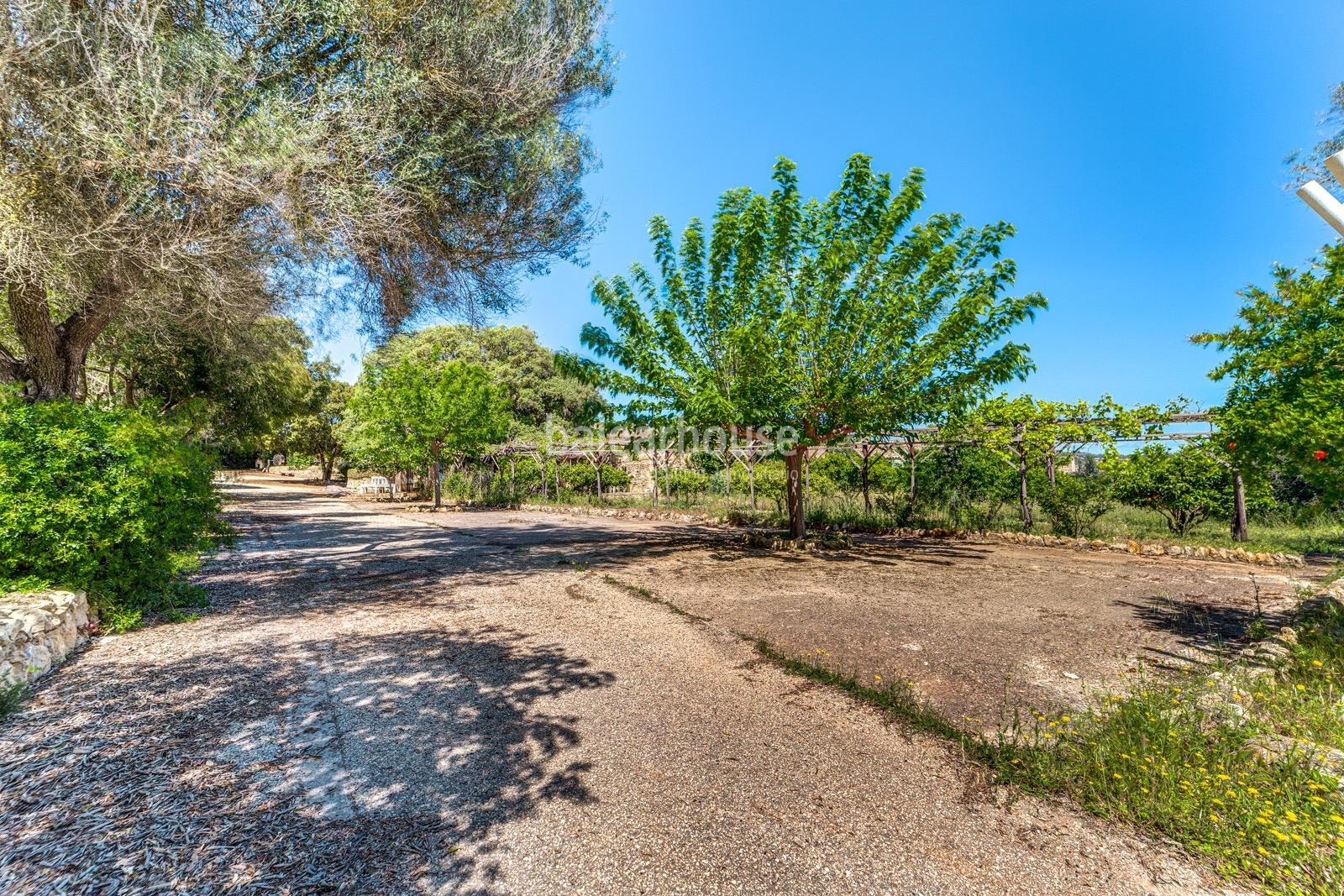 Large finca on a large plot of land with incredible outdoor spaces and very close to beaches.