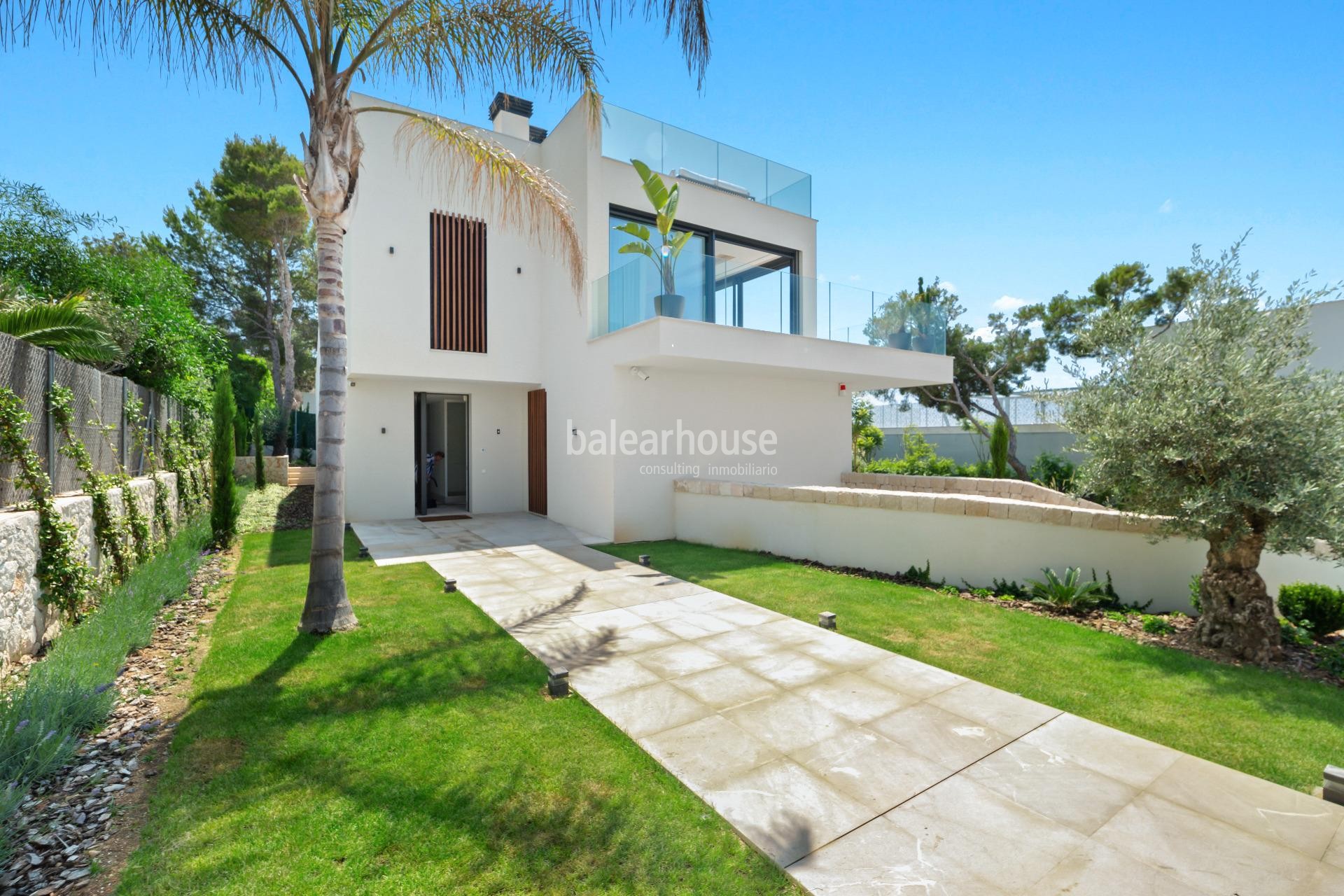 Bright new villa in modern design with excellent sea views in exclusive area of Santa Ponsa