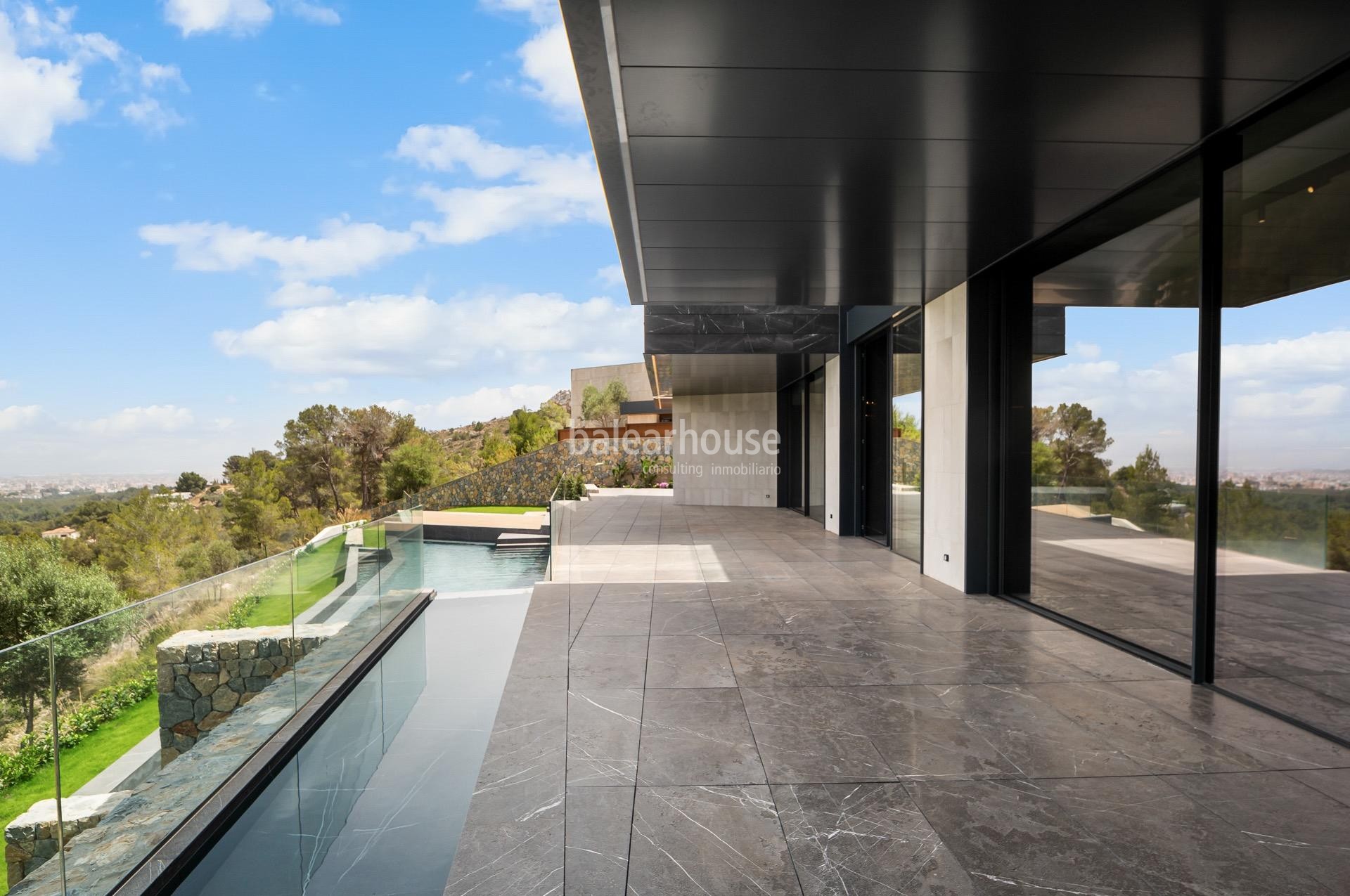 Diseño y vistas espectaculares a la ciudad se unen en esta villa de obra nueva ubicada en Son Vida