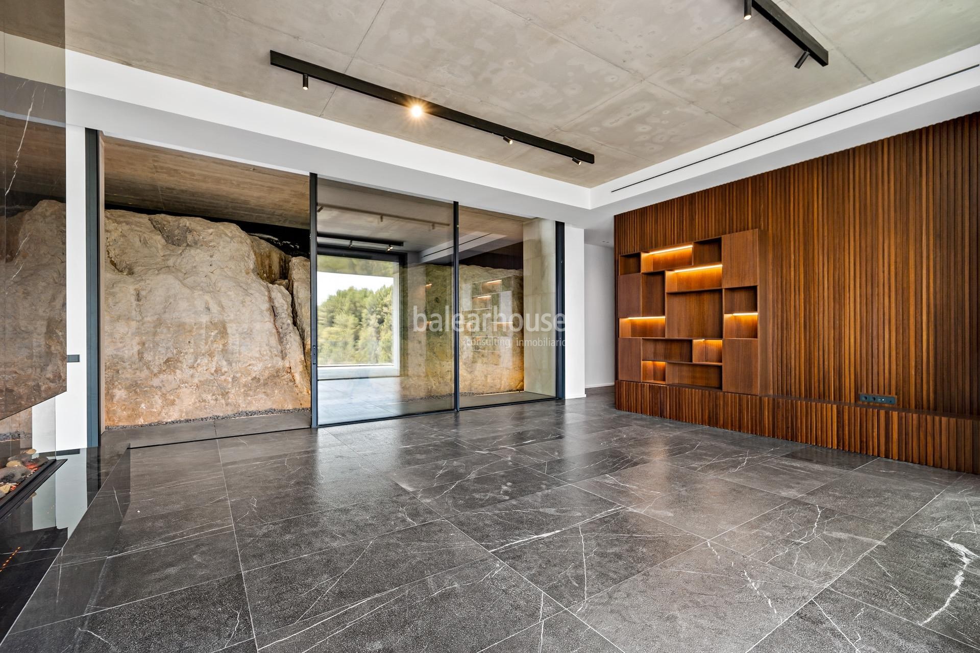 Design and spectacular city views come together in this newly built villa in Son Vida.