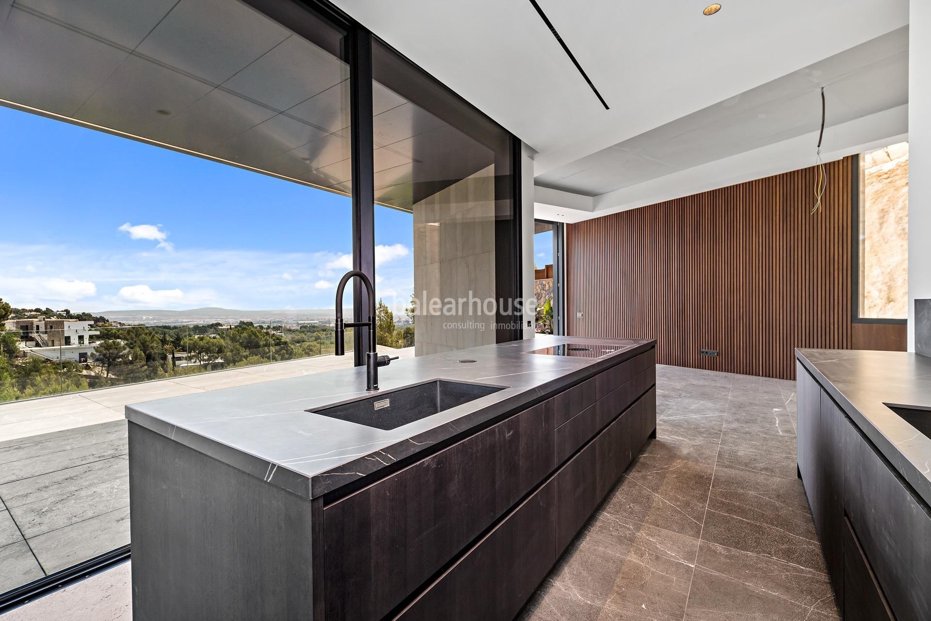 Design and spectacular city views come together in this newly built villa in Son Vida.